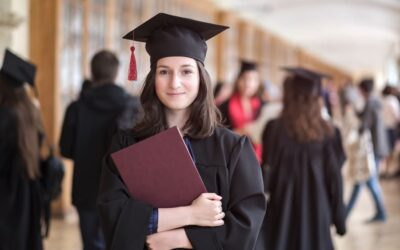 ¡Aprende a posar con buen fotógrafo para tu graduación!